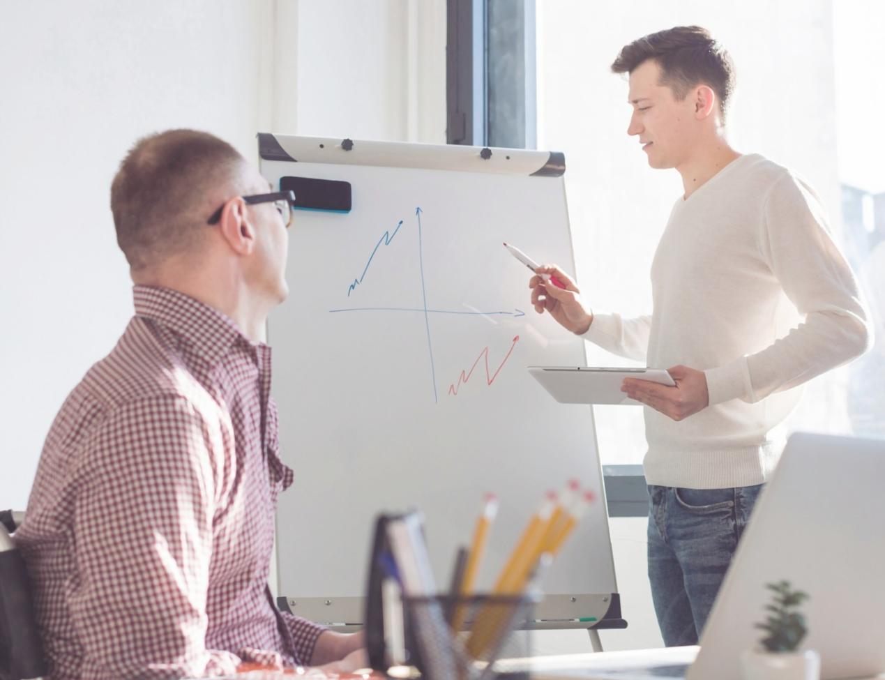 Almacén de distribuidora de materiales de construcción con inventario organizado