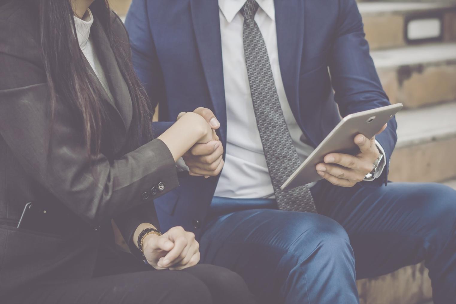 Equipo de harinveloxa trabajando en análisis financiero